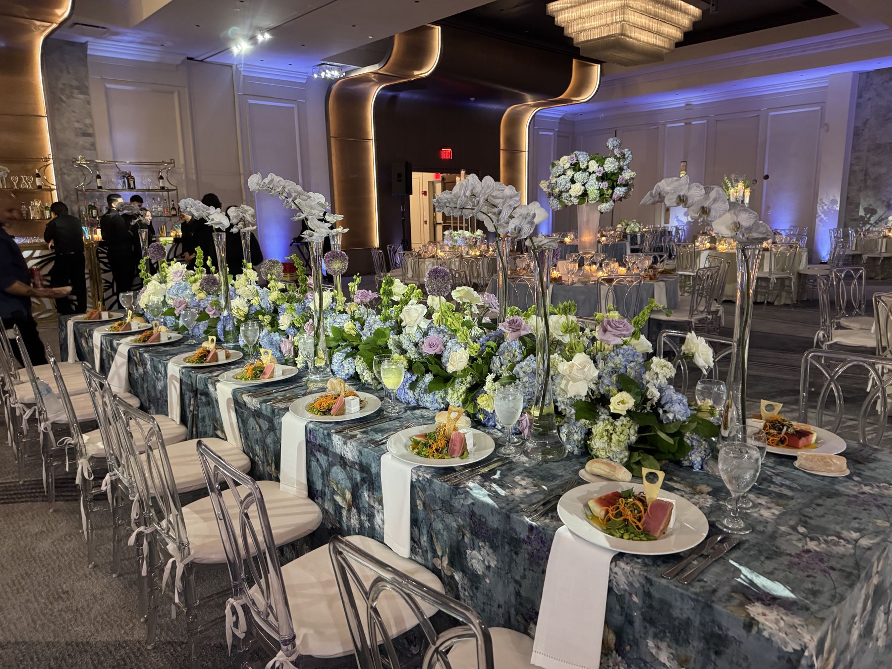 A banquet set with blue hydrangea and painted linens in the Horizon Ballroom