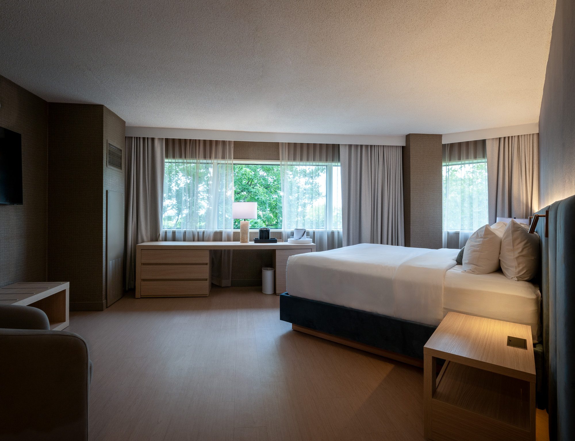 The Luxe Panoramic king with corner windows